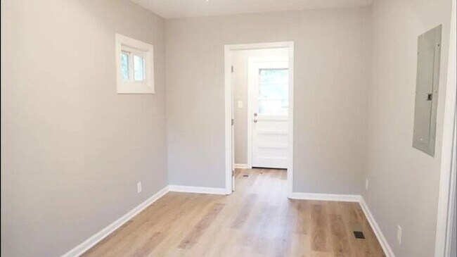 Building Photo - 3BR w/ In-Unit W/D + Assigned Parking in Nashville