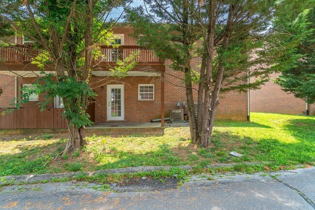 Building Photo - 1703 Maple View Way