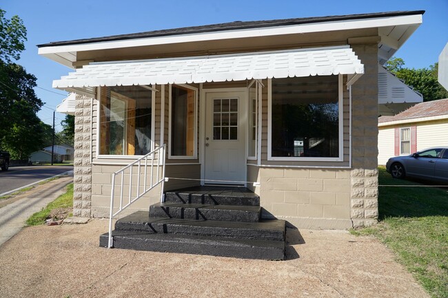Primary Photo - Rustic Home in Heart of Martin!