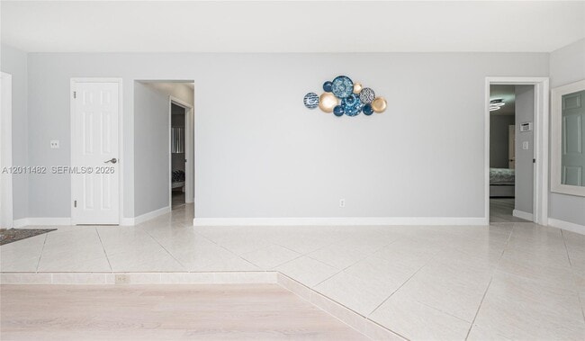 Building Photo - 810 S Rainbow Dr