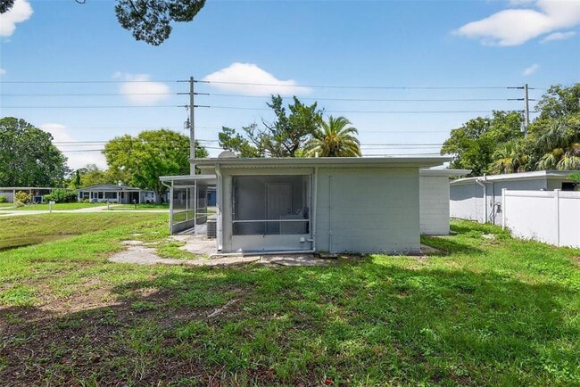 Building Photo - 2425 Anastasia Dr