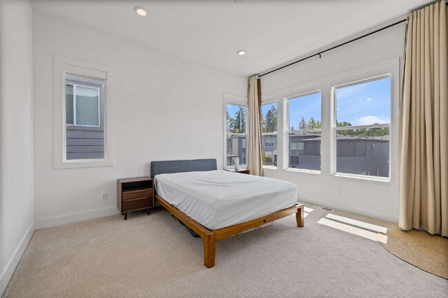 Building Photo - Modern Luxury Living in the Heart of Kirkland- Available for RENT August 15th