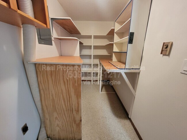 Building Photo - 1618 W 7th Pl