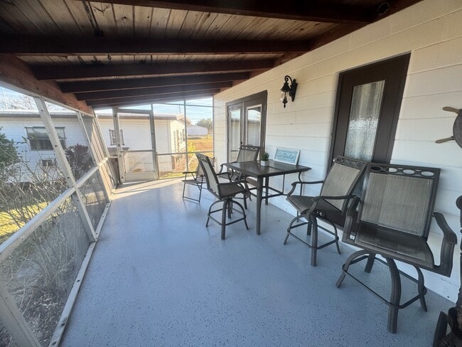 Building Photo - 734 Memorial Dr