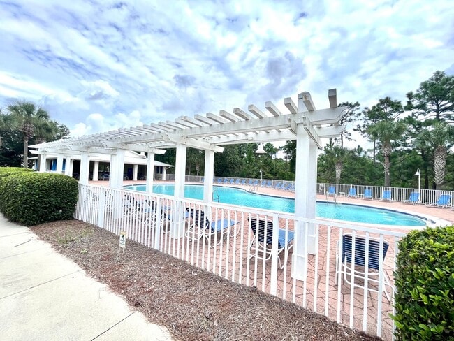 Building Photo - FULLY FURNISHED!!!  3 bedroom, 2 1/2 bath ...