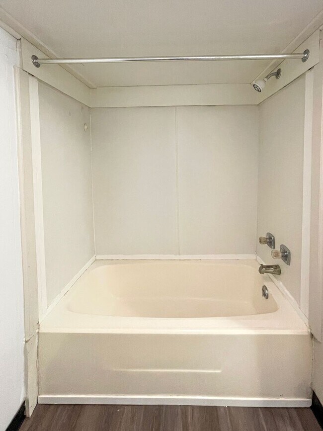 Building Photo - Preleasing for August 2026! 3 Bedroom Apar...