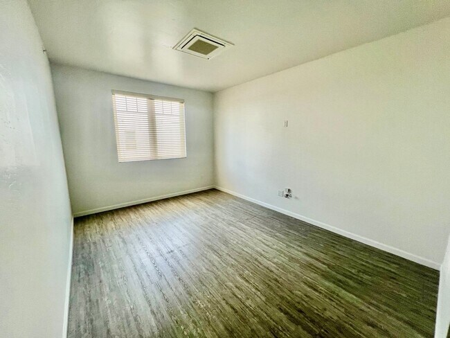 Building Photo - 4540 Ingraham St