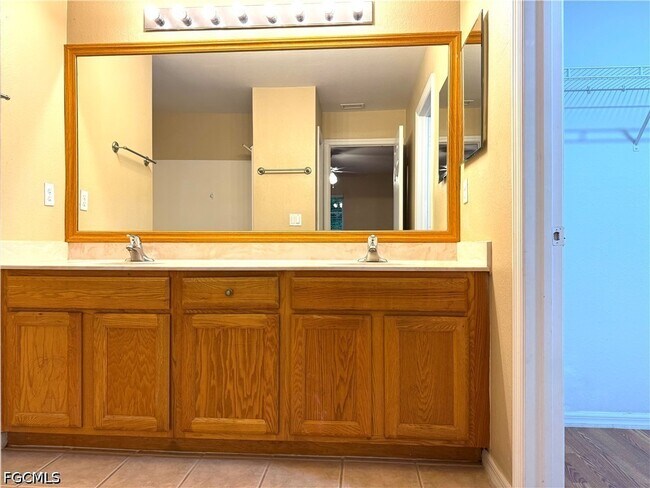 Building Photo - 117 Shadow Lakes Dr