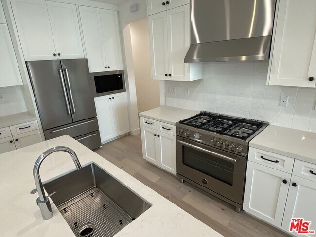 Building Photo - 1651 S Hayworth Ave