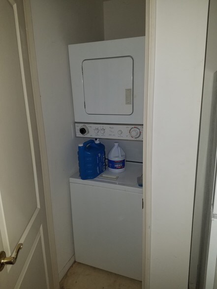 Building Photo - 5219 Newcastle Ave