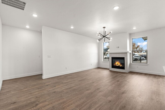 Building Photo - 1806 N Black Elm Ln