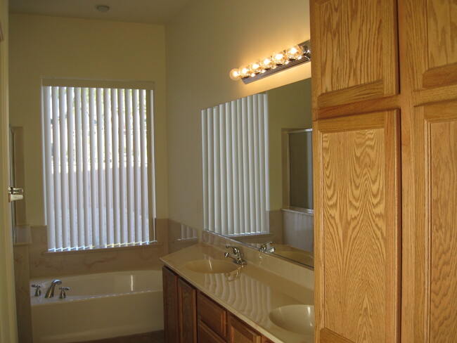 Master Bath - 6020 E Golf Club Ct