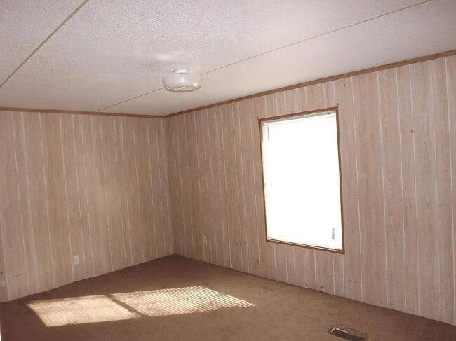 Building Photo - Charming 3-Bed, 2-Bath Mobile Home Retreat...