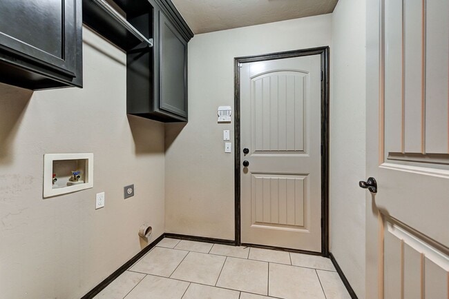 Building Photo - Spacious 3-Bedroom Home in Yukon – Modern ...