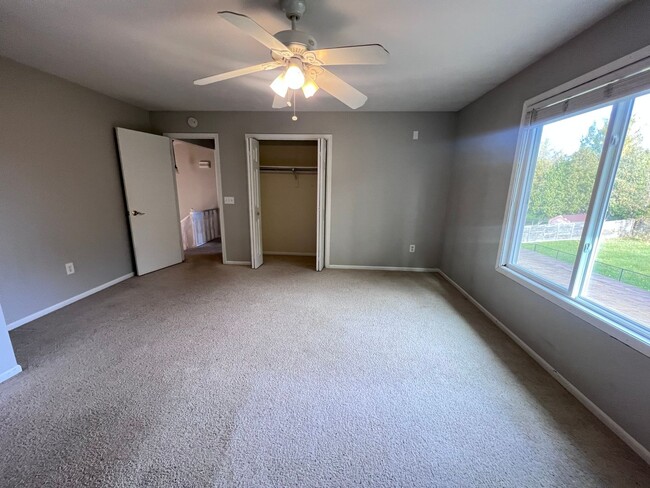 Building Photo - Two Bedroom Duplex in Kentwood!