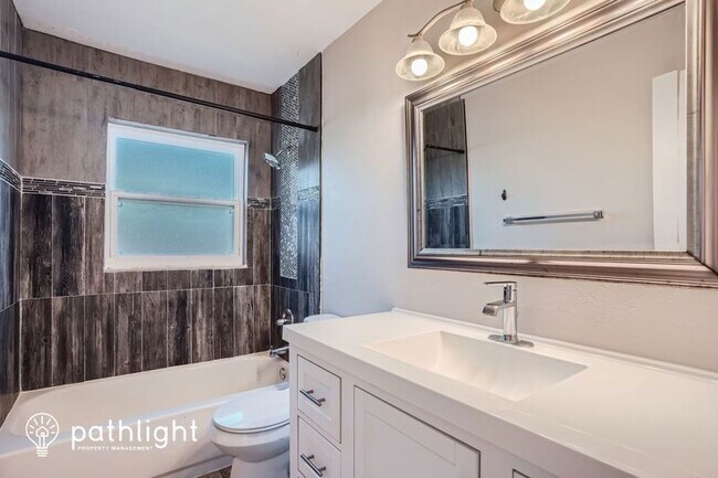 Building Photo - 304 W Fern St