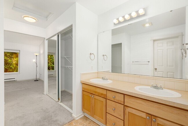 Building Photo - Spacious 3BD 2BA Top Floor Condominium wit...