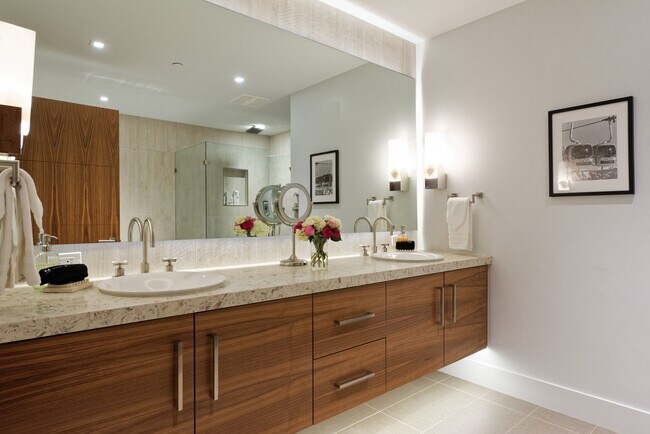 Building Photo - 717 S Aspen St