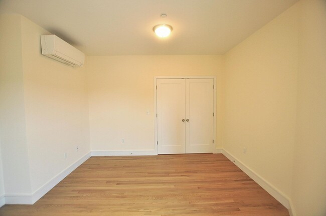 Building Photo - 885 Beacon St