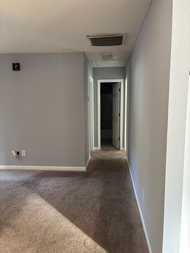 Building Photo - Quiet Neighborhood