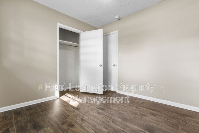 Building Photo - 2461 Mirahill Dr