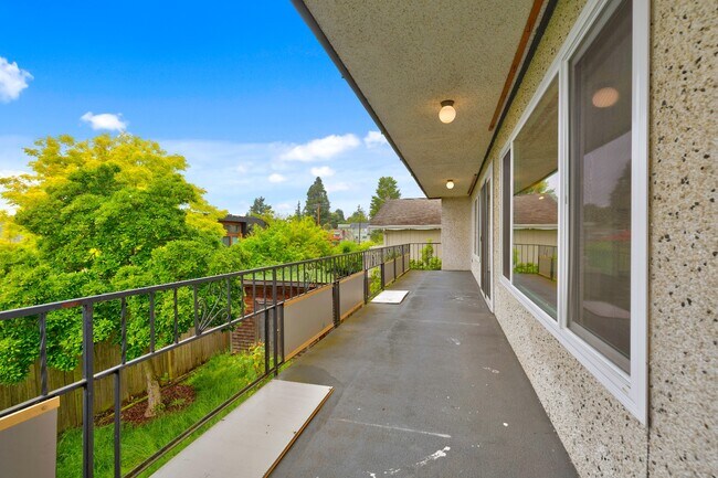 Building Photo - Newly Renovated 2BR/2BA Home with Private Balcony in Seattle