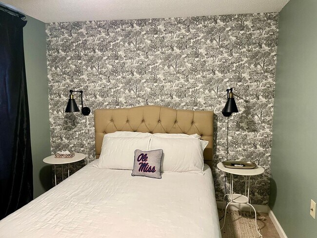 Building Photo - 2 Bedroom, 2.5 Bath, Fully Furnished Walking Distance to Campus