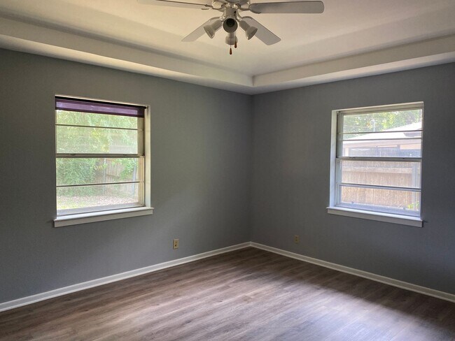 Building Photo - 3/2/2 in Quiet Sherman Neighborhood Near F...