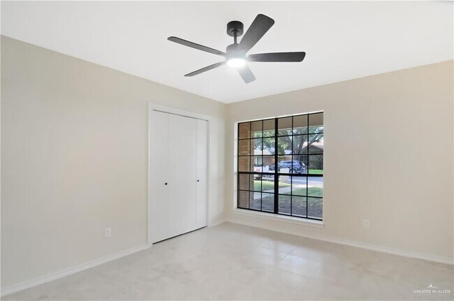 Building Photo - 413 W Jonquil Ave