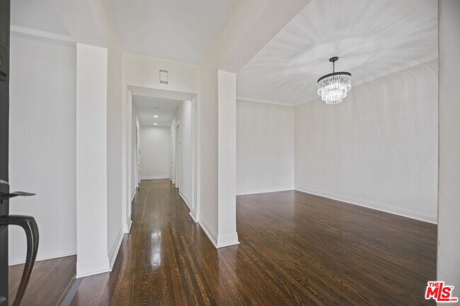 Building Photo - 1146 S Stanley Ave