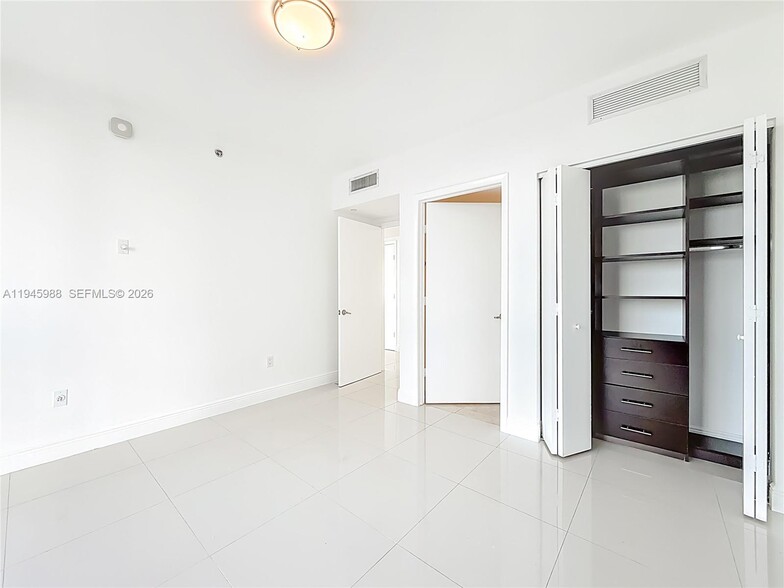 Building Photo - 475 Brickell Ave