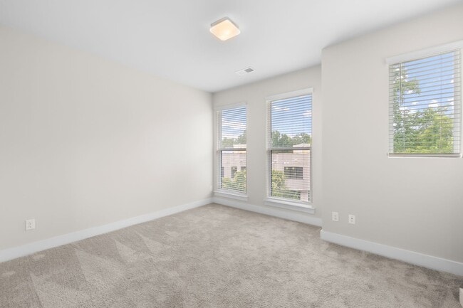 Building Photo - Beautiful Townhome in the Heart of Wesley Heights