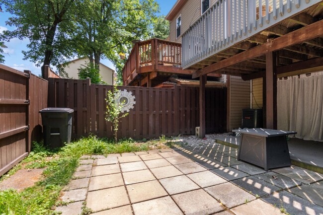 Building Photo - Really Cool, Spacious 3br Townhome with De...