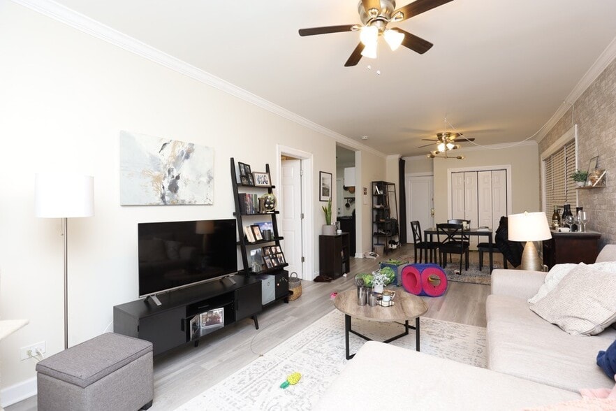 Building Photo - 648 W Roscoe St