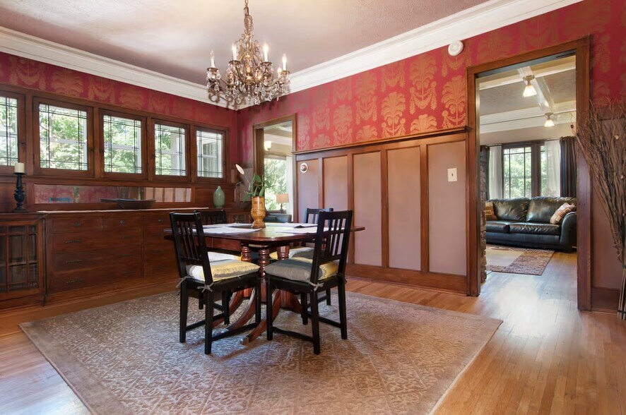 Building Photo - 621 Kenwood Pky