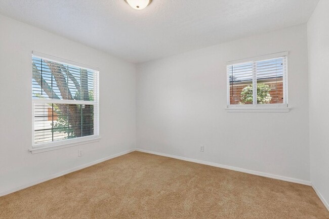 Building Photo - 3 Bedroom 2 Bath with 2 car garage