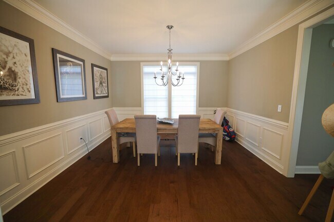 Building Photo - Upscale Living in Village Walk