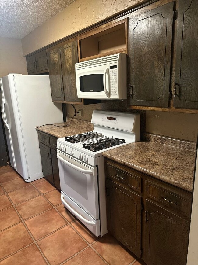 Building Photo - Available Now!  3-Bedroom, 2-Bathroom Spri...