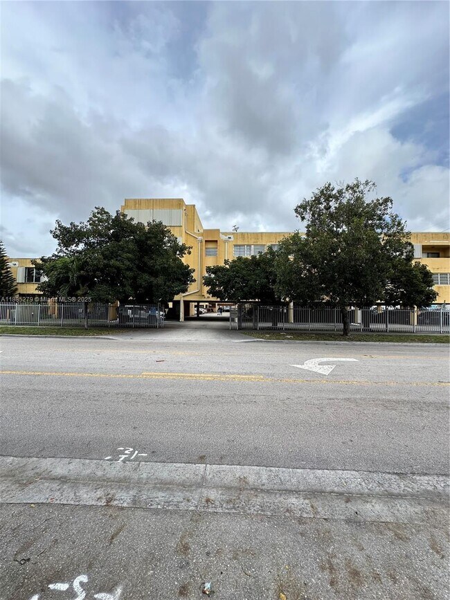 Building Photo - 1555 W 44th Pl