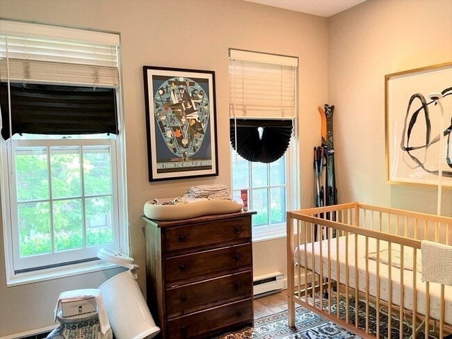 Building Photo - 33 Lawrence St