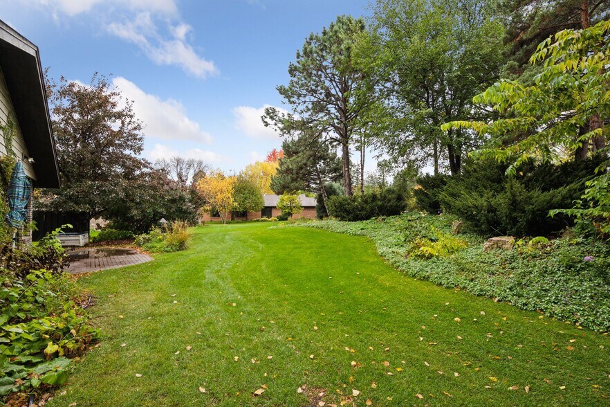 Beautiful green space in the back yard with privacy - 145 Holly Ln N