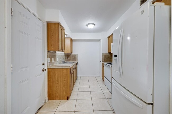 Building Photo - 5906 Golden Forest Dr
