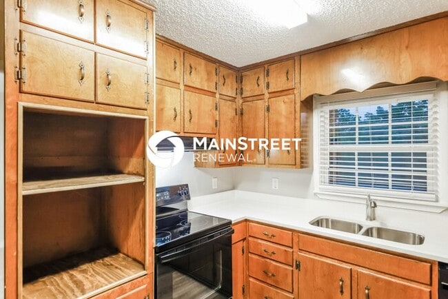 Building Photo - 5 Bedroom Pet-Friendly Home in Tarrant, AL with Main Street Renewal