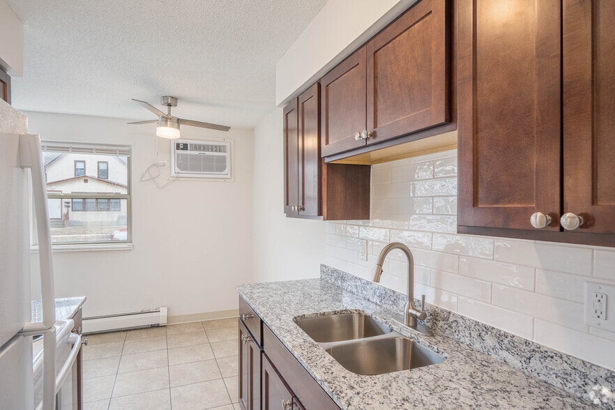 1BR,1BA - 650SF - Kitchen - 3530 18th Ave S