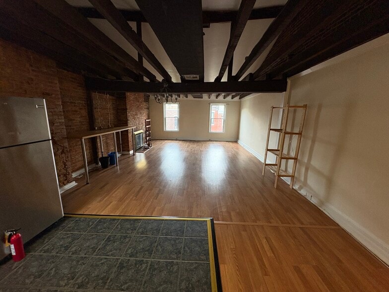 Building Photo - 631 Catharine St