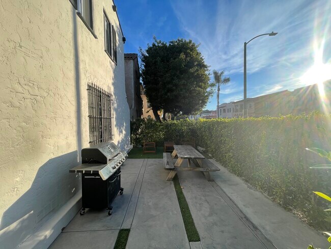 Building Photo - 432 N Gardner St