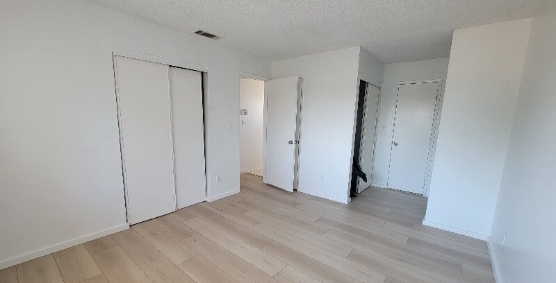 Building Photo - 10 Paramount Cir