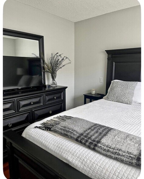 Building Photo - 5026 Oakshire Dr