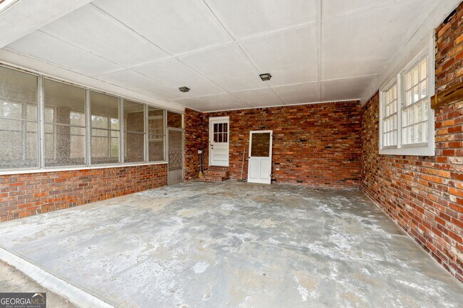 Building Photo - 5140 Lakewood Dr