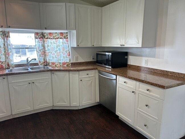 Building Photo - Mobile Home in Sarasota Lakes and Rv